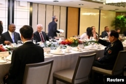 美國國防部長奧斯汀（左一）與中國國防部長魏鳳和（右一）在新加坡香格里拉安全論壇期間舉行首次面對面會談。（2022年6月11日）