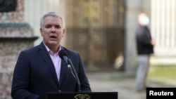 El presidente colombiano, Iván Duque, habla después de emitir su voto durante las elecciones de coaliciones presidenciales y del Congreso que determinaron qué candidatos se dirigen a la primera vuelta de la votación presidencial, en Bogotá, Colombia, el 13 de marzo de 2022.