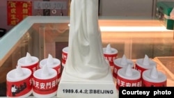 前油尖旺區議員朱江瑋六四前夕在自己開設的店舖向市民派發電子蠟燭，讓市民以自己方式默默悼念六四。(朱江瑋社交網站圖片)