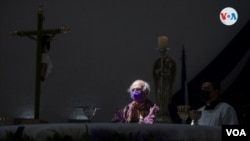 El cardenal nicaragüense Leopoldo Brenes imparte una misa en Managua. Foto VOA 