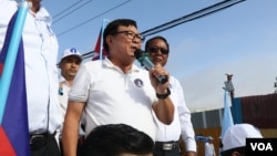 រូបឯកសារ៖ លោក សុន ឆ័យ អនុ​ប្រធាន​គណបក្ស​ភ្លើង​ទៀន ថ្លែង​ទៅ​កាន់​អ្នក​គាំទ្រ​នៅ​ថ្ងៃ​បញ្ចប់​យុទ្ធនាការ​ឃោសនា​រក​សំឡេង​ឆ្នោត។ (ស៊ុន ណារិន/វីអូអេ) 