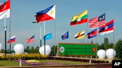 Bendera za mataifa wanachama wa ASEAN kwenye mkutano wa awali wa Myanmar