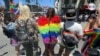 Asistentes al desfile del Orgullo Gay en la ciudad californiana de Los Ángeles, el domingo 5 de junio de 2022. [Foto: VOA / Antoni Belchi]