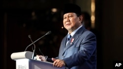 Menteri Pertahanan Indonesia Prabowo Subianto berbicara pada sesi pleno selama Dialog Shangri-la International Institute for Strategic Studies (IISS) ke-19, forum tahunan pertahanan dan keamanan Asia, di Singapura, Sabtu, 11 Juni 2022. (Foto: AP/Danial Hakim )