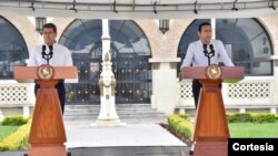 El presidente de Honduras Juan Orlando Hernández (izquierda) y el presidente de Guatemala Jimmy Morales (derecha) durante una rueda de prensa conjunta sobre el plan de "retorno seguro". Octubre 20, 2018.