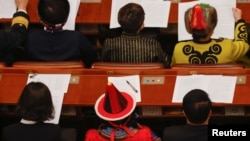 在北京人大会堂参加全国政协会议开幕式的政协委员们。（2021年3月4日）