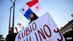 পররাষ্ট্রমন্ত্রী মার্কো রুবিওর সফরের বিরুদ্ধে বিক্ষোভে অংশ নেওয়ার সময় একজন বিক্ষোভকারী একটি প্ল্যাকার্ড ধরে আছেন, পানামা সিটি, ৩০ জানুয়ারি ২০২৫। 