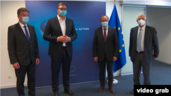 Izaslanik Evropske unije za pregovore Beograda i Prištine Miroslav Lajčak (levo), predsednik Srbije Aleksandar Vučić, kosovski premijer Avdulah Hoti i šef diplomatije EU Žozep Borelj (desno) na obnovljenim pregovorima u Briselu.