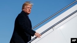 Presiden Donald Trump menaiki pesawat kepresidenan, Air Force One, menuju ke Cincinnati dari Pangkalan AU Andrews untuk mempromosikan kebijakan pajak, 5 Februari 2018.
