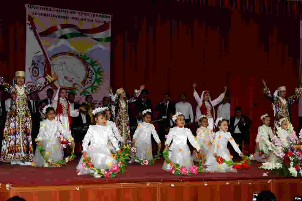 Badiiy havaskorlar va xalq hunarmandlarining "Andalib" ko'rik tanlovi chiqishlaridan.