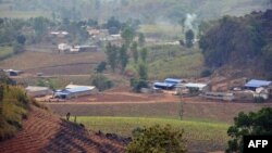 中國國旗在緬甸與中國雲南省臨滄附近的邊界上飄揚(2015年4月6日)