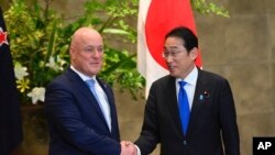 2024年6月19日(星期三)，新西兰总理克里斯托弗·卢克森(左)和日本首相岸田文雄在东京岸田办公室举行双边会谈前握手。