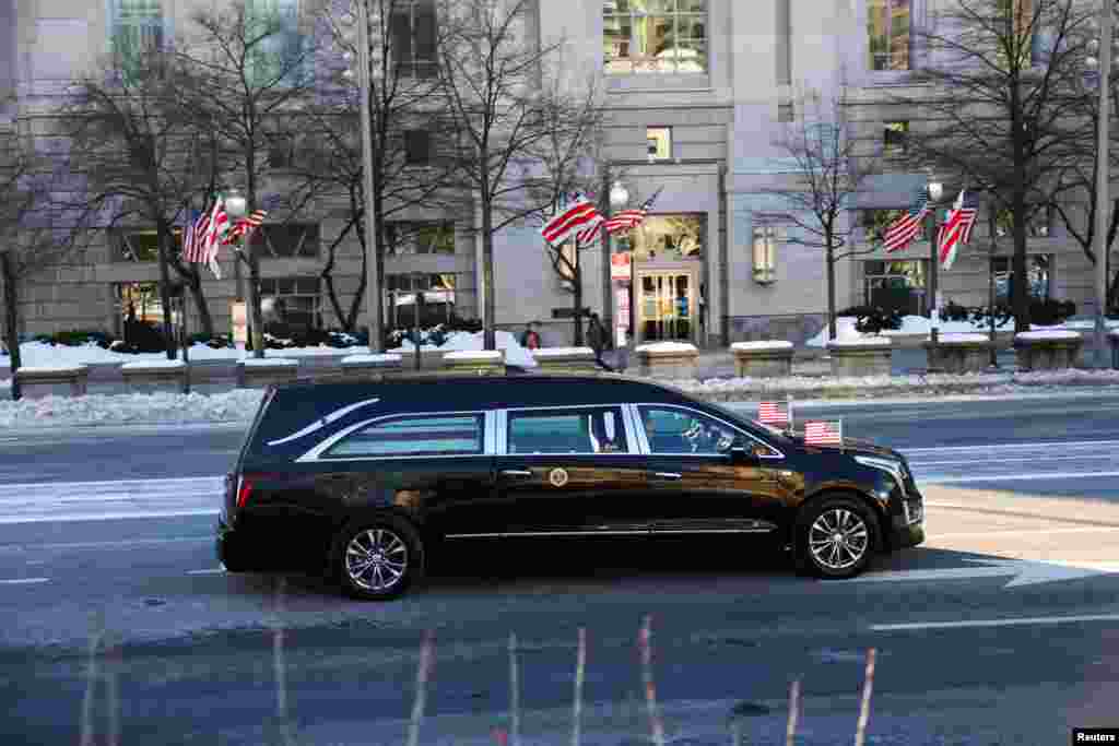 O caixão com o corpo do ex-Presidente dos EUA Jimmy Carter num carro desloca-se do Capitólio dos EUA para a Catedral Nacional de Washington, em Washington, a 9 de janeiro de 2025.