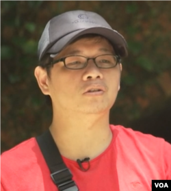 來自北台灣新竹、現年35歲的護理陪護工郭柏聖(美國之音特約記者羅斯攝)