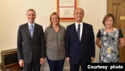 资料照片：台湾行政院政务委员兼经贸总谈判代表邓振中(右2）2022年6月30日在华盛顿与美国副贸易代表沙拉·比亚奇(右3）会面 。（ 驻美国台北经济文化代表处提供）