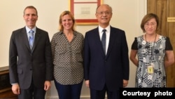 台灣行政院政務委員兼經貿總談判代表鄧振中(右2）2022年6月30日在華盛頓與美國副貿易代表沙拉·比亞奇(右3）會面 。 （左1為美國在台協會經貿官員霍爾維茲，右1為台灣駐美代表處經濟組組長胡啟娟）（ 駐美國台北經濟文化代表處提供）