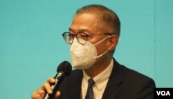 香港医务卫生局长卢宠茂表示，希望尽快实行类似中国内地“健康码”的防疫手机应用程式“安心出行”实名制，限制高风险及居家检疫人士在社区活动 (美国之音/汤惠芸)