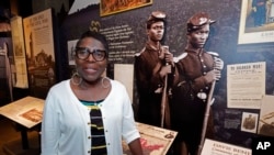 Pamela Junior, directora de The Two Mississippi Museums, habla sobre las raíces históricas de Juneteenth, mientras se encuentra frente a una de las exhibiciones en el Museo de Derechos Civiles de Mississippi, el 16 de junio de 2022, en Jackson.