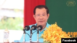 លោក​នាយករដ្ឋមន្រ្តី ហ៊ុន សែន ថ្លែង​នៅ​ក្នុង​ពិធី​អបអរ​សាទរ​ទិវា​មច្ឆជាតិ ដែ​ល​ធ្វើ​ឡើង​នៅ​ក្នុង​ស្រុក​ភ្នំ​ស្រុក ខេត្ត​បន្ទាយមានជ័យ នៅ​ថ្ងៃ​ទី​១ ខែ​កក្កដា ឆ្នាំ​២០២២។ (Facebook/Cambodian PM Hun Sen)