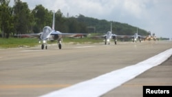 台湾展示在台东一个空军基地的台湾先进教练机。（2022年7月6日）