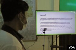 បុរស​ម្នាក់ ឈរមើល​អនុសាសន៍​របស់​ក្រុមអង្គការ​សង្គមស៊ីវិល​ក្នុង​ការ​ជំរុញ​រដ្ឋាភិបាល​ និង​គណបក្ស​នយោបាយ​បង្កើត​គោលនយោបាយ​សមភាព​យេនឌ័រ​ក្នុង​វិស័យ​នយោបាយ​ នៅ​ស្នាក់ការ​អង្គការ​ខុមហ្វ្រែល ក្នុង​សង្កាត់​ទឹកល្អក់១ រាជធានី​ភ្នំពេញ កាលពី​ថ្ងៃទី៣០ ខែមិថុនា ឆ្នាំ២០២២។ (លាស់ លីបលីប/វីអូអេ)