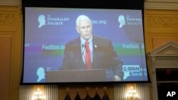 En una pantalla se muestra un video del ex vicepresidente Mike Pence hablando ante la Sociedad Federalista. El comité selecto de la Cámara que investiga el ataque al Capitolio del 6 de enero de 2021 celebra una audiencia en el Capitolio en Washington el 16 de junio de 2022.