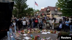 Los dolientes visitan un sitio conmemorativo después del tiroteo masivo en un desfile del 4 de julio en el suburbio de Chicago, Illinois, EEUU, el 6 de julio de 2022.