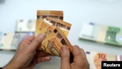 Un cajero cuenta billetes de euros en Francia. Foto de archivo. REUTERS/Eric Gaillard