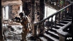 Un soldat russe à Marioupol en Ukraine, le 12 avril 2022.