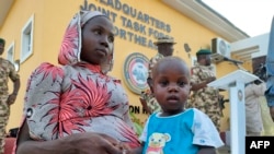 L'écolière enlevée de Chibok, Hauwa Joseph, assise avec son bébé à la caserne Maimalari à Maiduguri, dans le nord-est du Nigeria, le 21 juin 2022. (Photo by Audu MARTE / AFP)