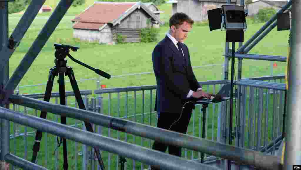 &nbsp;گزارشگران رسانه&zwnj;های تصویری از این جایگاه که با این داربست&zwnj;های فلزی سوار شده، به زبان&zwnj;های مختلف مشغول گزارش ابعاد مختلف نشست هستند.