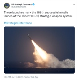美國戰略司令部6月17日公佈稱，美國海軍“俄亥俄”級戰略核潛艇在加尼福利亞以西海域連續發射4枚“三叉戟”II (D5LE)洲際彈道導彈。 （照片來源：推特截圖）