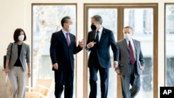 美國國務卿布林肯和中國外長王毅7月9日在印尼巴厘島出席20國集團外長一次會議前邊走邊交談。-美聯社照片