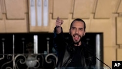 ARCHIVO - El presidente Nayib Bukele hablando a sus partidarios en San Salvador, en febrero de 2019.