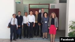 ថ្នាក់​ដឹកនាំ​គណបក្ស​ភ្លើងទៀន ​ជួប​ជាមួយ​តំណាង​ទូត​សហភាព​អឺរ៉ុប​ ​នៅ​ស្ថានទូត​សហភាព​អឺរ៉ុប​ប្រចាំ​កម្ពុជា​ក្នុង​រាជធានី​ភ្នំពេញ​កាល​ពី​ថ្ងៃ​ទី​២០ ខែ​មិថុនា ឆ្នាំ​២០២២។ (ហ្វេសប៊ុក/គណបក្ស​ភ្លើងទៀន)