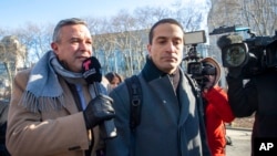 César De Castro, centro, abogado de Genaro García Luna, exfuncionario de seguridad de México, rodeado de reporteros cuando sale de la corte federal en Brooklyn, Nueva York, el 21 de enero de 2020.