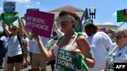 ARHIVA - Demonstranti ispred Vrhovnog suda u Vašingtonu traže da se očuva pravo na abortus (Foto: AFP/Nicholas Kamm)