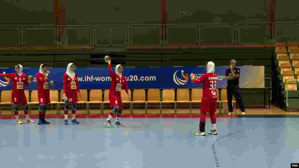 تمرینات دختران هندبالیست ایران در مسابقات جهانی اسلوونی