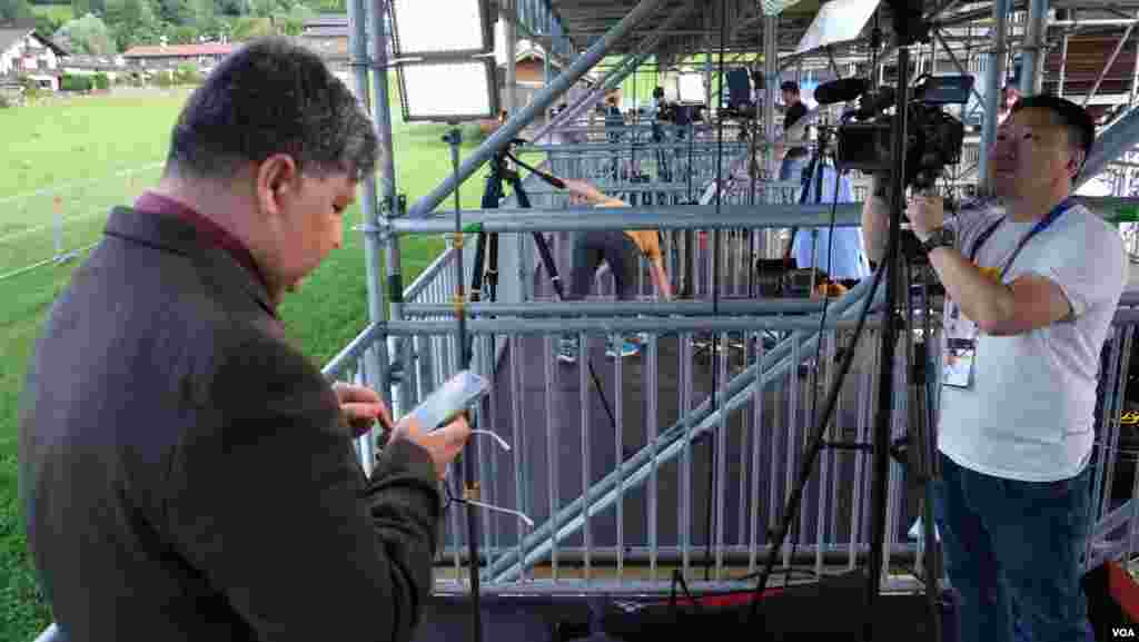 &nbsp;گروه اعزامی صدای آمریکا هم در طول برگزاری نشست گروه هفت که تا سه&zwnj;شنبه، هشتم تیر ادامه خواهد داشت، تازه&zwnj;ترین&zwnj;ها را از طریق تلویزیون، وبسایت و شبکه&zwnj;های اجتماعی صدای آمریکا گزارش می&zwnj;کنند.