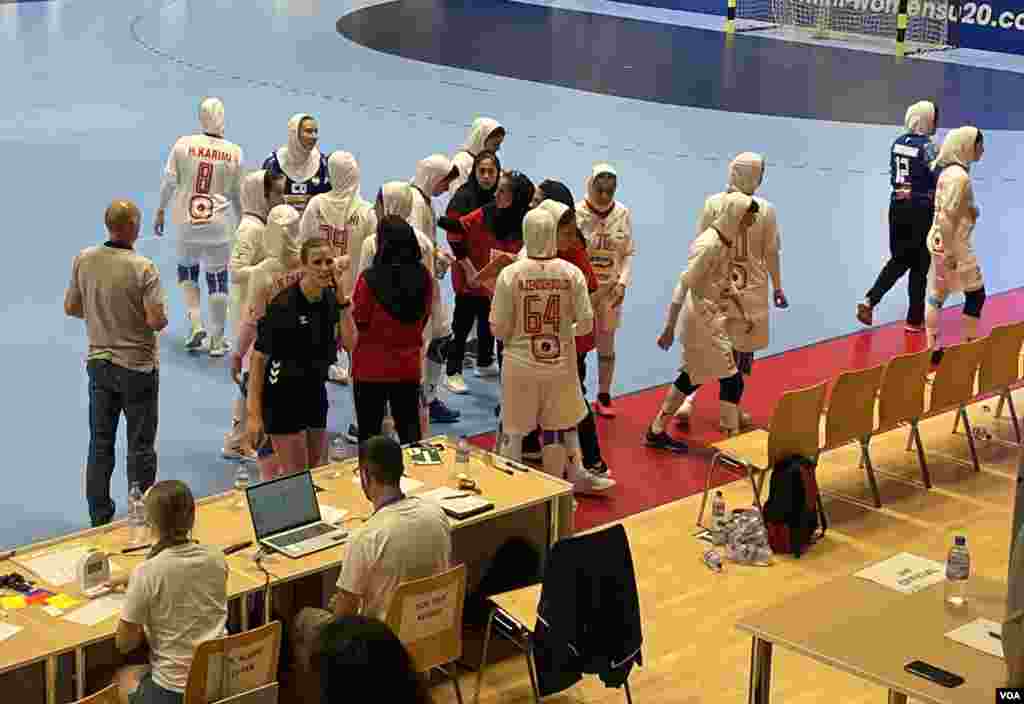 دیدار تیم&zwnj;های ملی هندبال دختران جوان ایران و گینه&nbsp;در رقابت&zwnj;های قهرمانی جهان در اسلوونی (عکس&zwnj;: تیم اعزامی صدای آمریکا)