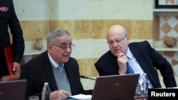 نجیب میقاتی، نخست‌وزیر (سمت راست) و عبدالله بوحبیب، وزیر امور خارجه لبنان در جریان جلسه کابینه. ۲۴ ژانویه ٢٠٢٢