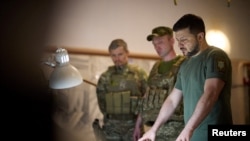 Rais wa Ukraine Volodymyr Zelenskyy wakati aliwatembelea wanajeshi wa Ukraine katika eneo la Dnipropetrovsk July 8 2022. Picha: Reuters