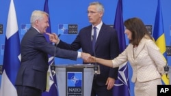 Ministar inostranih poslova Finske Peka Havisto i švedska ministarka spoljnih poslova An Linde prisustvuju konferenciji za novinare sa generalnim sekretarom NATO-a Jensom Stoltenbergom, psole potpisivanja protokola NATO o pristupanju Finske i Švedske Alijansi, 5. jula 2022.