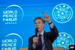 美國駐華大使伯恩斯（Nicholas Burns）在北京召開的世界和平論壇上講話。（2022年7月4日）