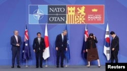 澳大利亞總理阿爾巴內斯、日本首相岸田文雄、北約秘書長斯托爾滕貝格、新西蘭總理阿德恩與韓國總統尹錫悅準備在北約馬德里峰會期間合影。(2022年6月29日)