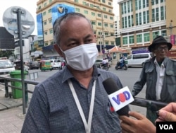 មន្ត្រី​ស៊ើប​អង្កេត​ជាន់​ខ្ពស់​របស់​សមាគម​ការពារ​សិទ្ធិមនុស្ស​អាដហុក​ លោក ​យី សុខសាន្ត​ និយាយ​ជាមួយ​អ្នកកាសែត​ នៅ​ក្រៅ​សាលាដំបូង​រាជធានី​ភ្នំពេញ​ ថ្ងៃទី​២២ ខែមិថុនា​ ឆ្នាំ​ ២០២២។​ (ហ៊ុល រស្មី/វីអូអេ)​