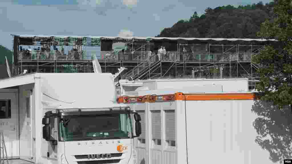 &nbsp;محل استقرار خبرنگاران جایی در میانه کوه&zwnj;های آلپ و در جوار محل برگزاری نشست است.