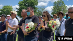 数十位当年偷渡的幸存者周三在恒福墓陵园祭拜偷渡罹难知青。（美国之音记者方冰拍摄，2022年6月15日）