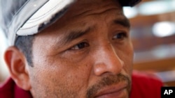 Mynor Cardona, el padre de Yenifer Yulisa Cardona Tomás, escucha una pregunta durante una entrevista en Ciudad de Guatemala, el lunes 4 de julio de 2022. Yenifer Yulisa Cardona Tomás es una de las sobrevivientes de los más de 50 migrantes que fueron hallados muertos dentro de un tractor -remolque cerca de San Antonio, Texas. (AP Foto/Oliver de Ros)