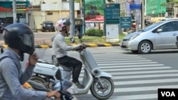 តារាង​តម្លៃ​ប្រេង​សាំង​ និង​ម៉ាស៊ូត​ ដាក់​លក់​នៅ​តាម​ស្ថានីយ​ប្រេងឥន្ធនៈ​ នៅ​ជាយ​ និង​កណ្តាល​ទីក្រុង​​ភ្នំពេញ​ ថ្ងៃទី​ ២៣ ខែ​មិថុនា​ ឆ្នាំ​ ២០២២។ (ហ៊ុល រស្មី/វីអូអេ)​ 